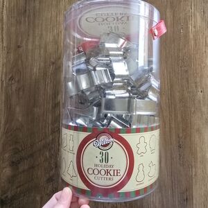 Set of 30 Vintage 2004 Wilton Holiday Metal Cut Out Cookie Cutters NWT